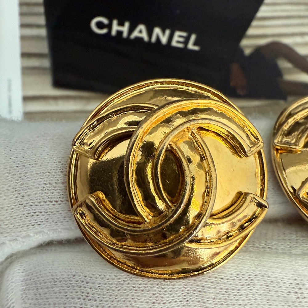 LOT 2253 24K gold plated CHANEL vintage 3D clip on earrings - Picture 3 of 16